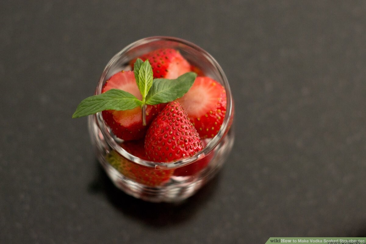 how to put alcohol in strawberries