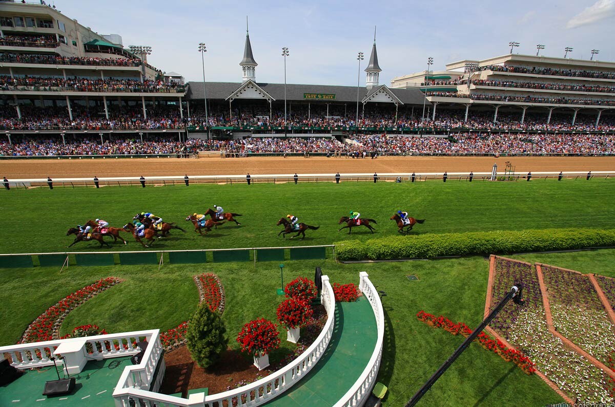 what city hosts the kentucky derby?