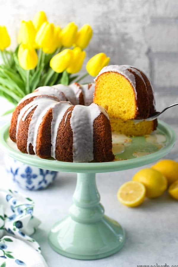 lemon bundt cake with pudding in the middle
