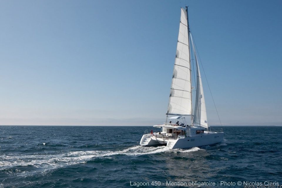 what is a characteristic of a catamaran hull