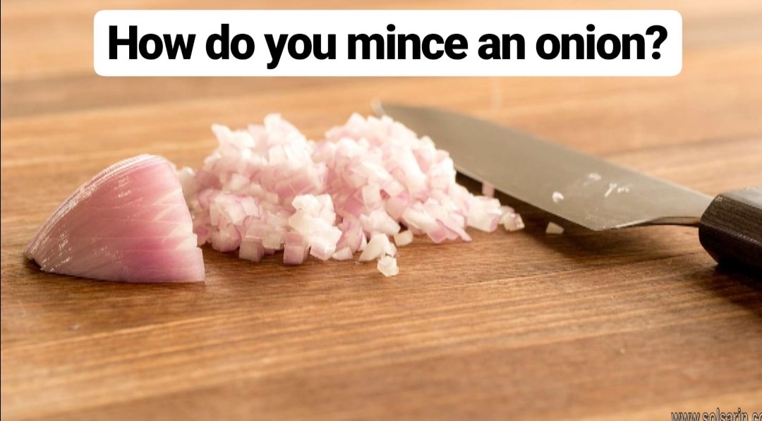 How do you mince an onion